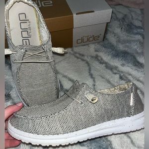 women’s size 7 hey dudes